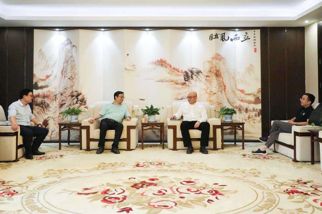 苏州华鹰印染织造研究院有限公司向我校捐赠一批防疫安心包